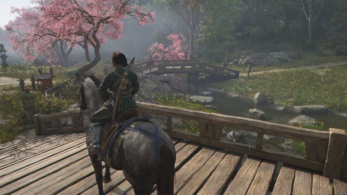 Naoe sat atop her horse in Assassin's Creed Shadows, with graphics set to Ultra.