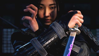A close-up of Naoe holding her hidden blade and a purple tanto in Assassin's Creed Shadows.
